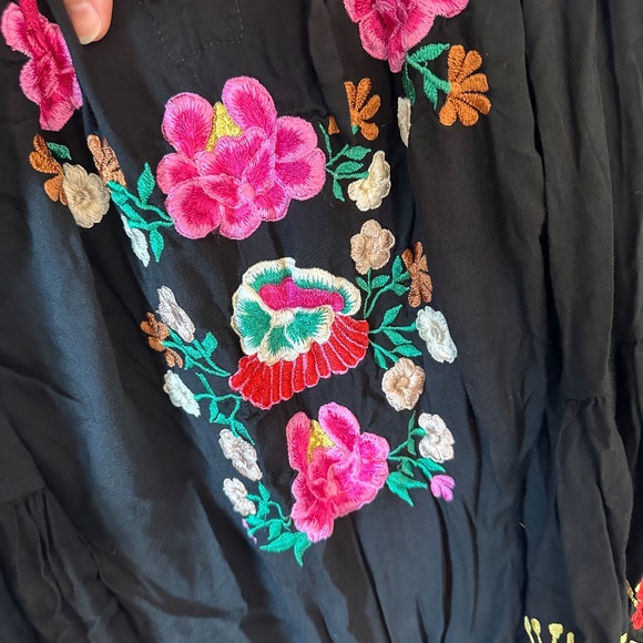 Bali Queen Bell sleeve tunic flow fit and embroidered embellishments - Picture 10 of 12